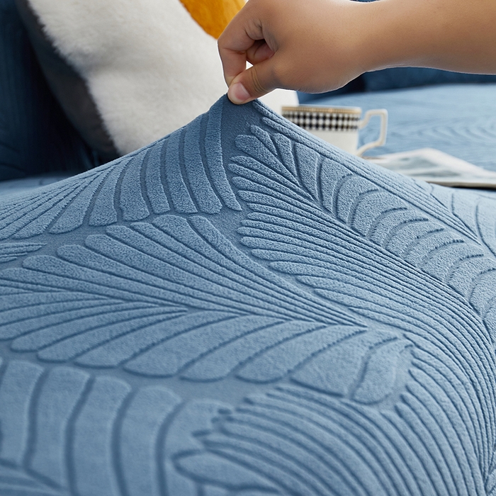 91家纺网 家纺一手货源 找家纺 丝绮鹿 2025新款雕花绒大叶子沙发套松紧款（直排） 水蓝