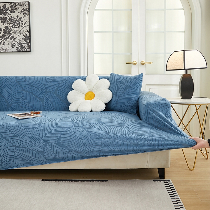 91家纺网 家纺一手货源 找家纺 丝绮鹿 2025新款雕花绒大叶子沙发套松紧款（三人图） 水蓝