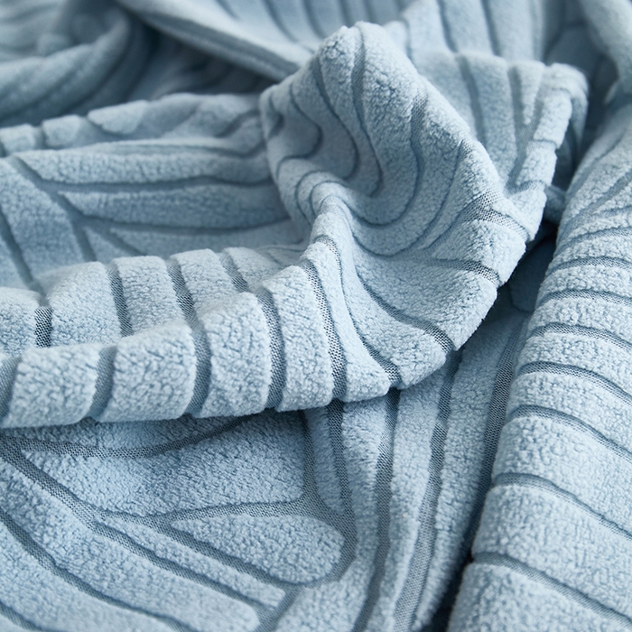 91家纺网 家纺一手货源 找家纺 丝绮鹿 2025新款雕花绒大叶子沙发套松紧款（直排） 雾霾蓝