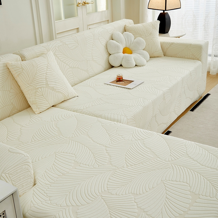 91家纺网 家纺一手货源 找家纺 丝绮鹿 2025新款雕花绒大叶子沙发套松紧款（贵妃图新） 米白