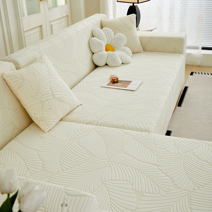 91家纺网 家纺一手货源 找家纺 丝绮鹿 2025新款雕花绒大叶子沙发套松紧款（贵妃图新） 米白