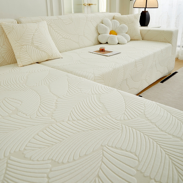 91家纺网 家纺一手货源 找家纺 丝绮鹿 2025新款雕花绒大叶子沙发套松紧款（贵妃图新） 米白