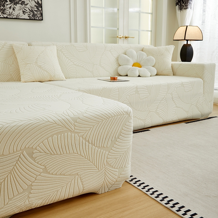 91家纺网 家纺一手货源 找家纺 丝绮鹿 2025新款雕花绒大叶子沙发套松紧款（贵妃图新） 米白