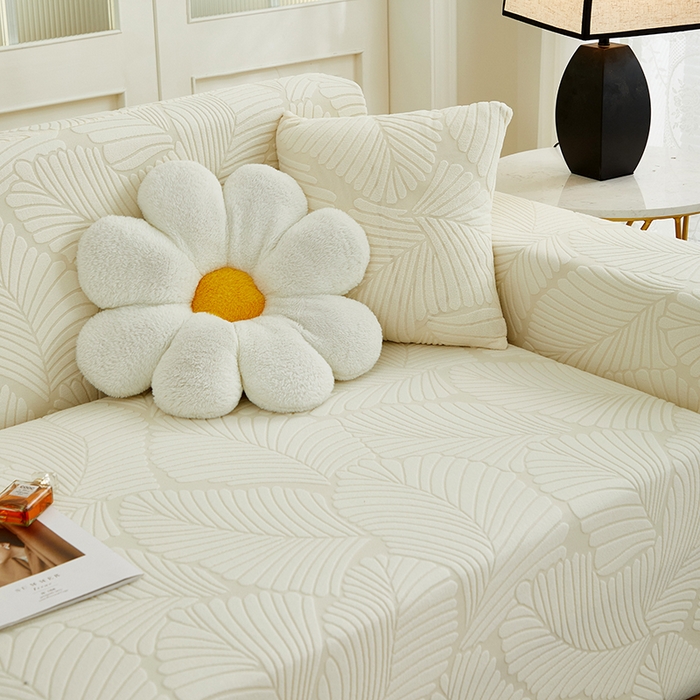 91家纺网 家纺一手货源 找家纺 丝绮鹿 2025新款雕花绒大叶子沙发套松紧款（贵妃图新） 米白