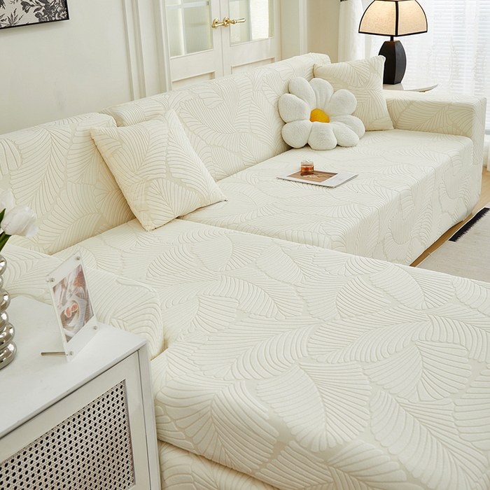 91家纺网 家纺一手货源 找家纺 丝绮鹿 2025新款雕花绒大叶子沙发套松紧款（贵妃图新） 米白