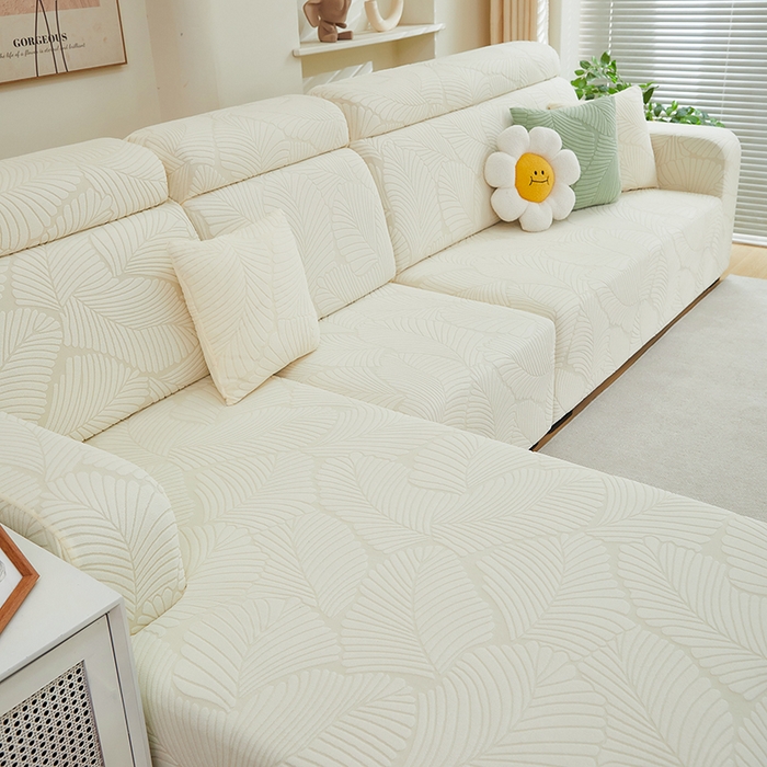 91家纺网 家纺一手货源 找家纺 丝绮鹿 2025新款雕花绒大叶子沙发套松紧款（贵妃图） 米白