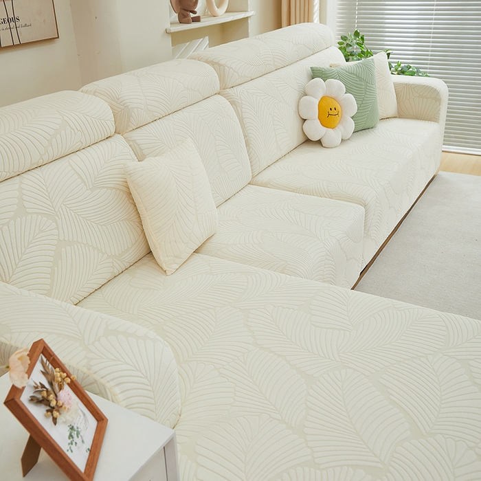 91家纺网 家纺一手货源 找家纺 丝绮鹿 2025新款雕花绒大叶子沙发套松紧款（贵妃图） 米白