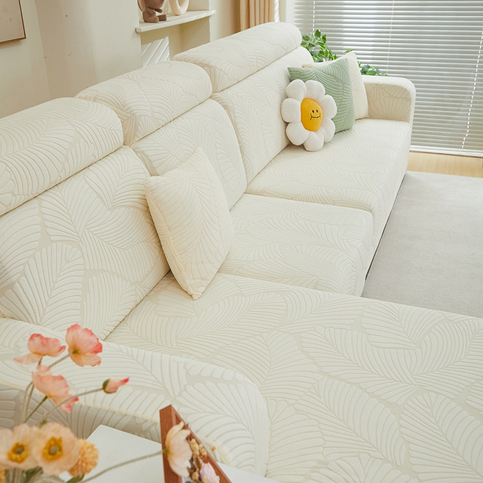 91家纺网 家纺一手货源 找家纺 丝绮鹿 2025新款雕花绒大叶子沙发套松紧款（贵妃图） 米白