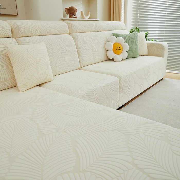 91家纺网 家纺一手货源 找家纺 丝绮鹿 2025新款雕花绒大叶子沙发套松紧款（贵妃图） 米白