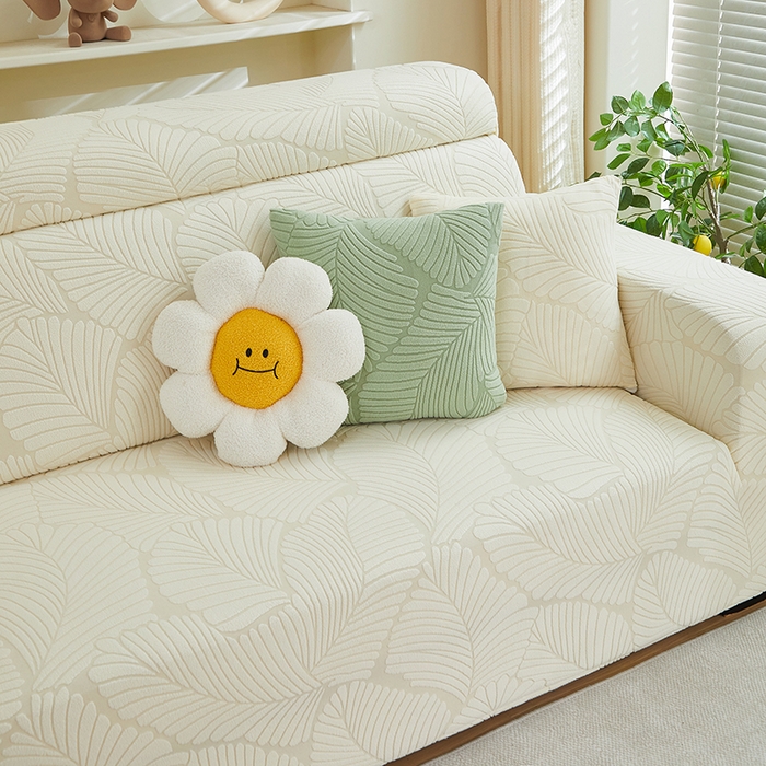 91家纺网 家纺一手货源 找家纺 丝绮鹿 2025新款雕花绒大叶子沙发套松紧款（贵妃图） 米白