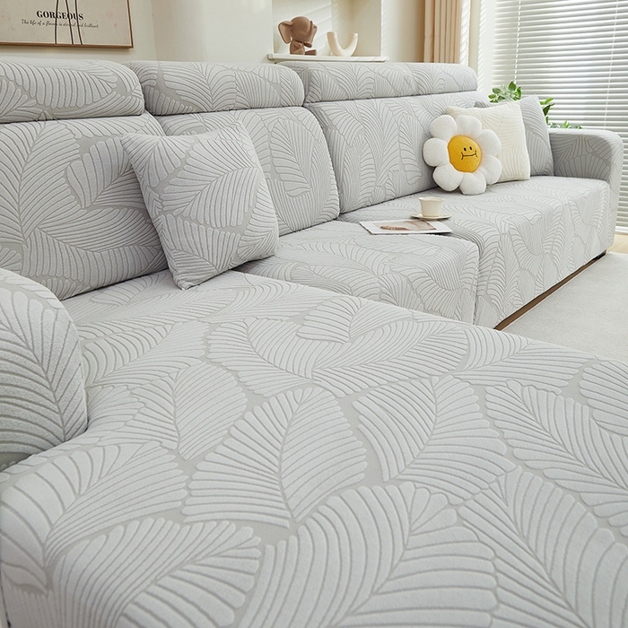 91家纺网 家纺一手货源 找家纺 丝绮鹿 2025新款雕花绒大叶子沙发套松紧款（贵妃图） 浅灰