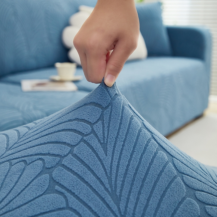 91家纺网 家纺一手货源 找家纺 丝绮鹿 2025新款雕花绒大叶子沙发套松紧款（贵妃图） 水蓝