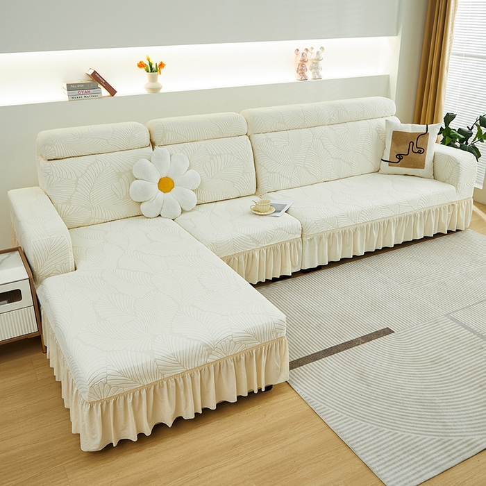 91家纺网 家纺一手货源 找家纺 丝绮鹿 2025新款雕花绒大叶子沙发套裙边款（贵妃图） 大叶子米白