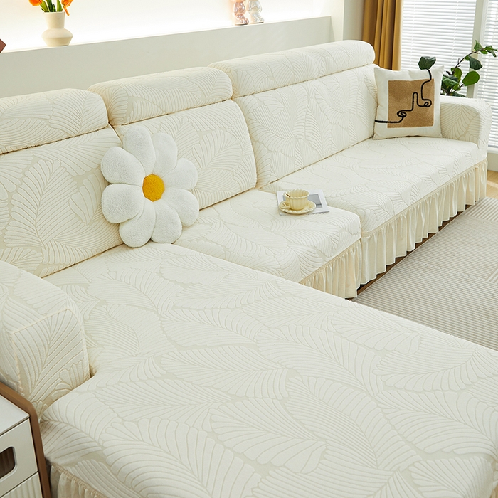 91家纺网 家纺一手货源 找家纺 丝绮鹿 2025新款雕花绒大叶子沙发套裙边款（贵妃图） 大叶子米白