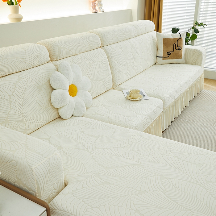 91家纺网 家纺一手货源 找家纺 丝绮鹿 2025新款雕花绒大叶子沙发套裙边款（贵妃图） 大叶子米白