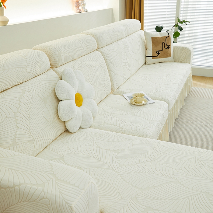 91家纺网 家纺一手货源 找家纺 丝绮鹿 2025新款雕花绒大叶子沙发套裙边款（贵妃图） 大叶子米白