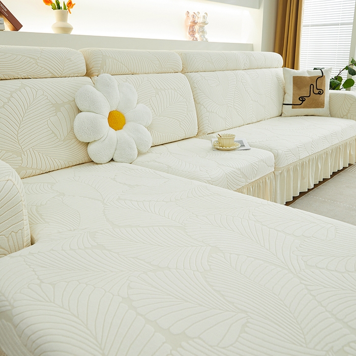 91家纺网 家纺一手货源 找家纺 丝绮鹿 2025新款雕花绒大叶子沙发套裙边款（贵妃图） 大叶子米白