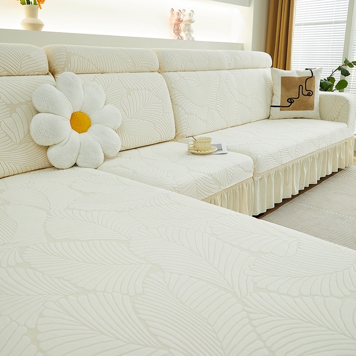 91家纺网 家纺一手货源 找家纺 丝绮鹿 2025新款雕花绒大叶子沙发套裙边款（贵妃图） 大叶子米白