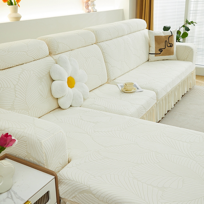 91家纺网 家纺一手货源 找家纺 丝绮鹿 2025新款雕花绒大叶子沙发套裙边款（贵妃图） 大叶子米白