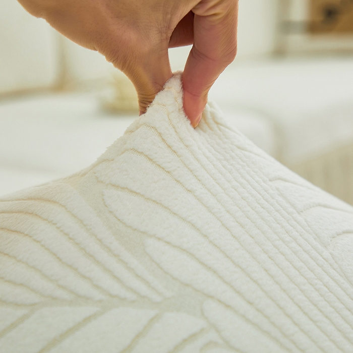 91家纺网 家纺一手货源 找家纺 丝绮鹿 2025新款雕花绒大叶子沙发套裙边款（贵妃图） 大叶子米白