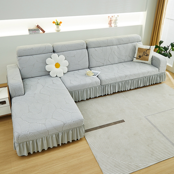 91家纺网 家纺一手货源 找家纺 丝绮鹿 2025新款雕花绒大叶子沙发套裙边款（贵妃图） 大叶子浅灰