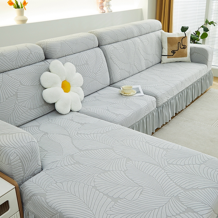 91家纺网 家纺一手货源 找家纺 丝绮鹿 2025新款雕花绒大叶子沙发套裙边款（贵妃图） 大叶子浅灰