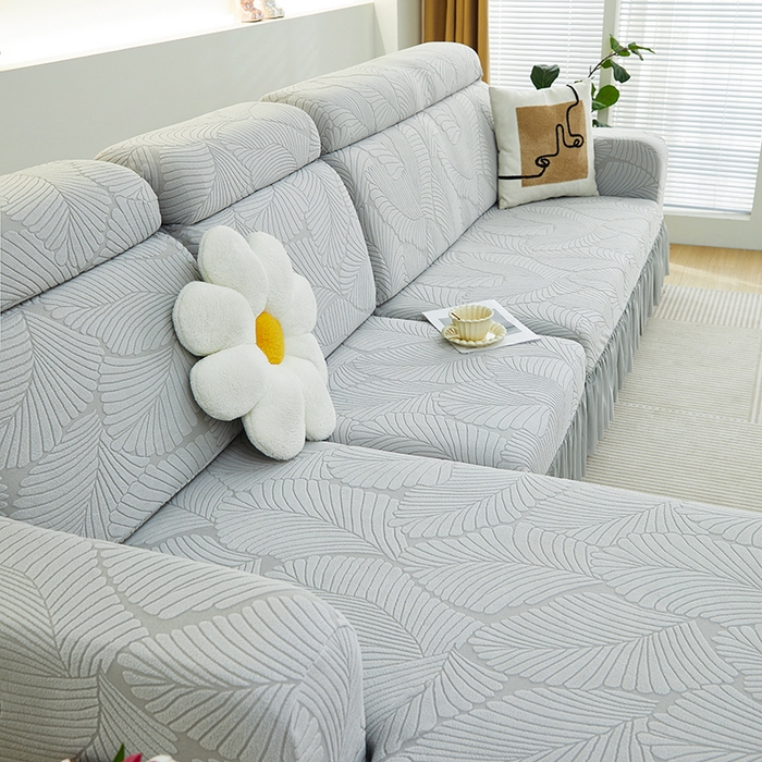 91家纺网 家纺一手货源 找家纺 丝绮鹿 2025新款雕花绒大叶子沙发套裙边款（贵妃图） 大叶子浅灰