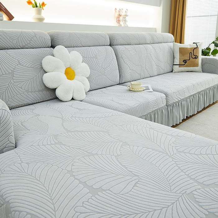 91家纺网 家纺一手货源 找家纺 丝绮鹿 2025新款雕花绒大叶子沙发套裙边款（贵妃图） 大叶子浅灰