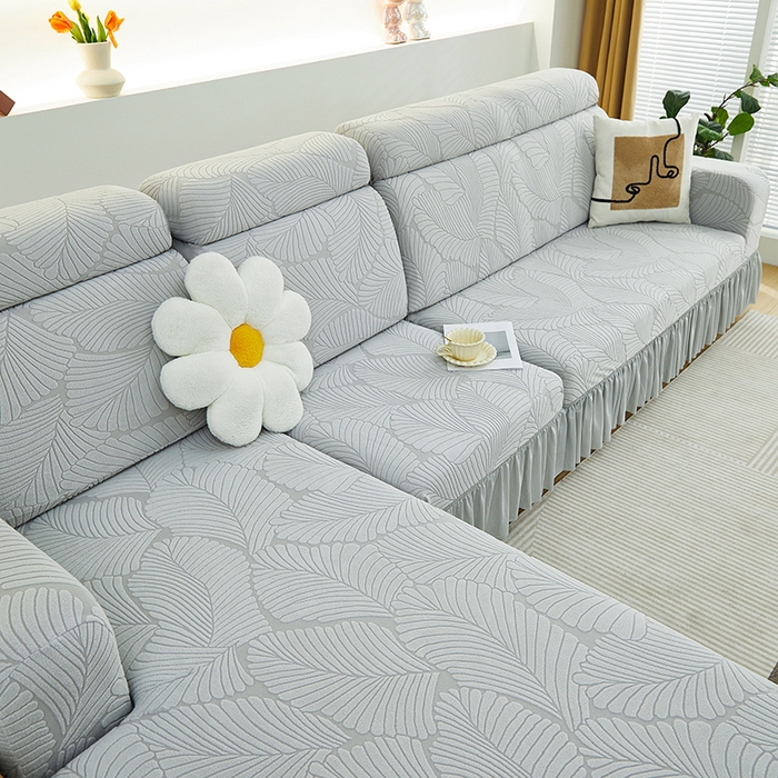 91家纺网 家纺一手货源 找家纺 丝绮鹿 2025新款雕花绒大叶子沙发套裙边款（贵妃图） 大叶子浅灰