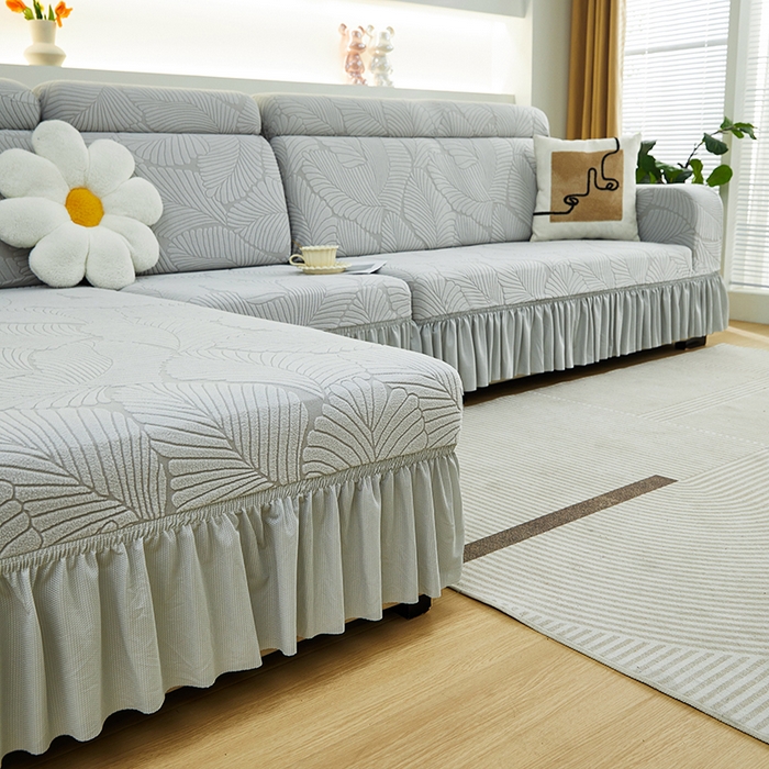 91家纺网 家纺一手货源 找家纺 丝绮鹿 2025新款雕花绒大叶子沙发套裙边款（贵妃图） 大叶子浅灰