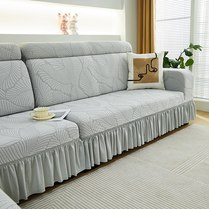 91家纺网 家纺一手货源 找家纺 丝绮鹿 2025新款雕花绒大叶子沙发套裙边款（贵妃图） 大叶子浅灰