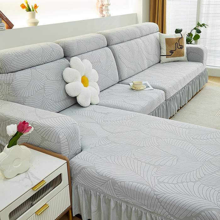 91家纺网 家纺一手货源 找家纺 丝绮鹿 2025新款雕花绒大叶子沙发套裙边款（贵妃图） 大叶子浅灰