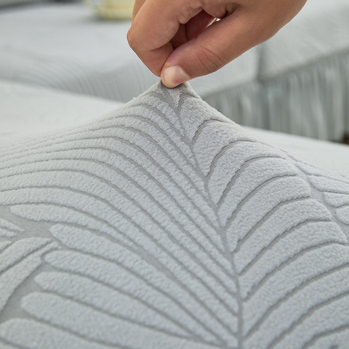 91家纺网 家纺一手货源 找家纺 丝绮鹿 2025新款雕花绒大叶子沙发套裙边款（贵妃图） 大叶子浅灰