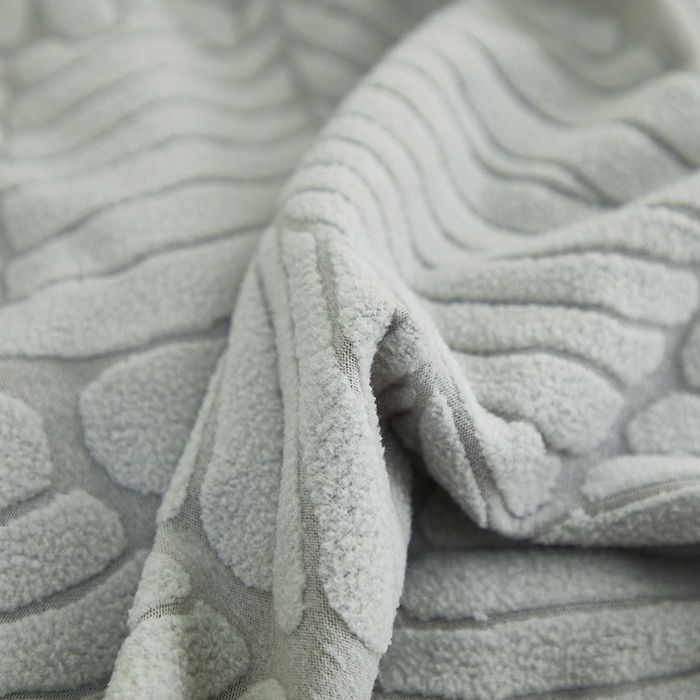 91家纺网 家纺一手货源 找家纺 丝绮鹿 2025新款雕花绒大叶子沙发套裙边款（贵妃图） 大叶子浅灰