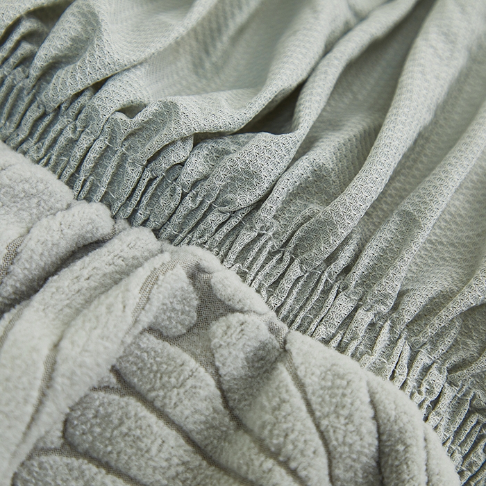 91家纺网 家纺一手货源 找家纺 丝绮鹿 2025新款雕花绒大叶子沙发套裙边款（贵妃图） 大叶子浅灰