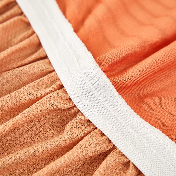 91家纺网 家纺一手货源 找家纺 丝绮鹿 2025新款雕花绒大叶子沙发床裙边款 橘色