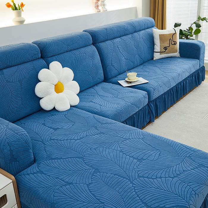 91家纺网 家纺一手货源 找家纺 丝绮鹿 2025新款雕花绒大叶子沙发套裙边款（贵妃图） 大叶子水蓝