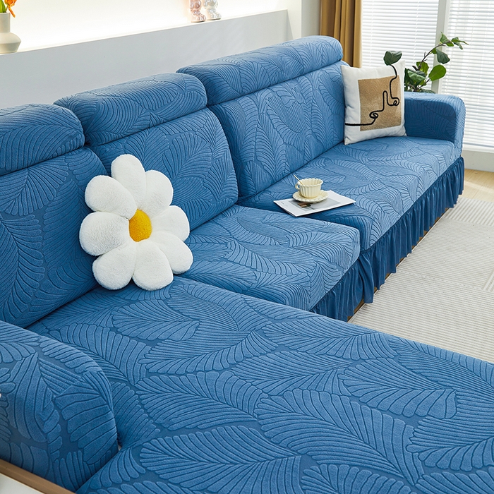 91家纺网 家纺一手货源 找家纺 丝绮鹿 2025新款雕花绒大叶子沙发套裙边款（贵妃图） 大叶子水蓝