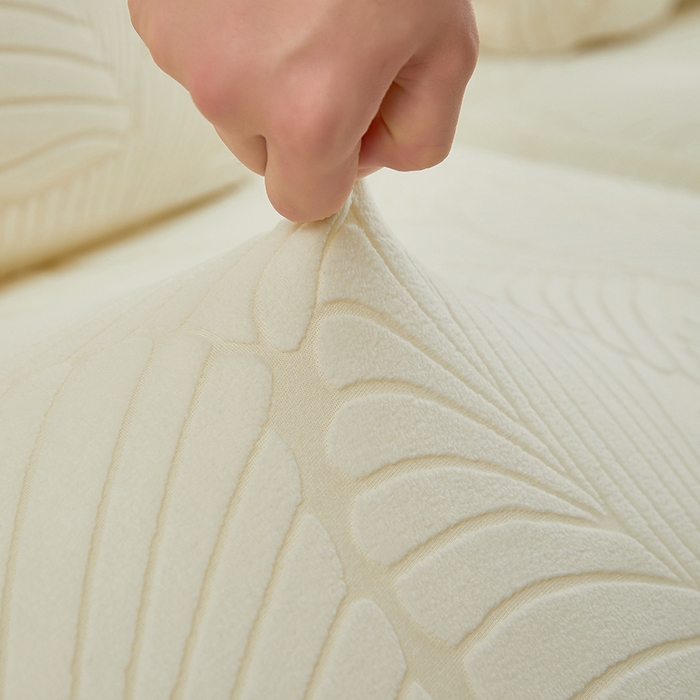 91家纺网 家纺一手货源 找家纺 丝绮鹿 2025新款雕花绒大叶子方块沙发套 米白