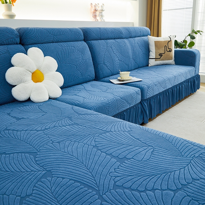 91家纺网 家纺一手货源 找家纺 丝绮鹿 2025新款雕花绒大叶子沙发套裙边款（贵妃图） 大叶子水蓝