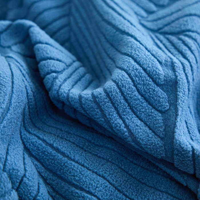 91家纺网 家纺一手货源 找家纺 丝绮鹿 2025新款雕花绒大叶子沙发套裙边款（贵妃图） 大叶子水蓝