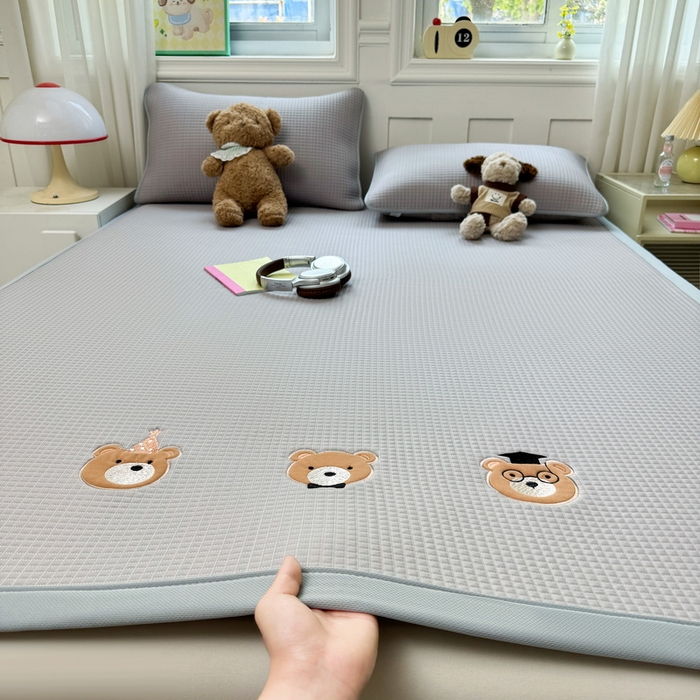 91家纺网 家纺一手货源 找家纺 （总）爱思凯家纺 2025新款凉感冰豆豆贴布绣软席凉席席子床席款