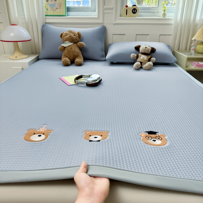 91家纺网 家纺一手货源 找家纺 （总）爱思凯家纺 2025新款凉感冰豆豆贴布绣软席凉席席子床席款