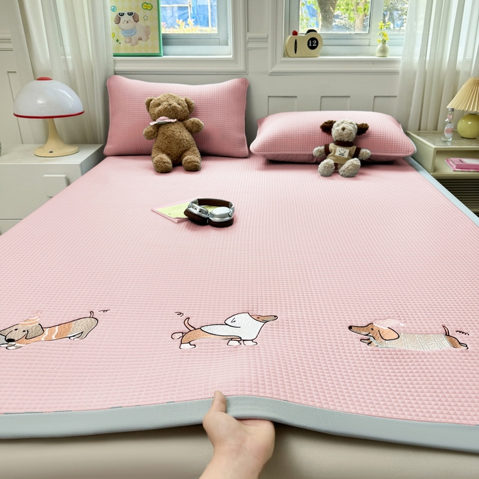 91家纺网 家纺一手货源 找家纺 （总）爱思凯家纺 2025新款凉感冰豆豆贴布绣软席凉席席子床席款