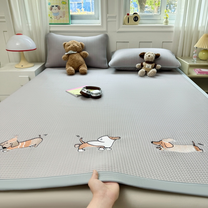 91家纺网 家纺一手货源 找家纺 （总）爱思凯家纺 2025新款凉感冰豆豆贴布绣软席凉席席子床席款