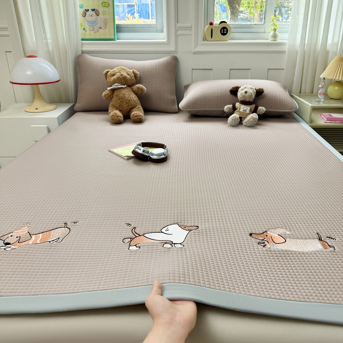 91家纺网 家纺一手货源 找家纺 （总）爱思凯家纺 2025新款凉感冰豆豆贴布绣软席凉席席子床席款