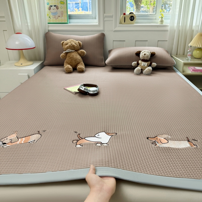 91家纺网 家纺一手货源 找家纺 （总）爱思凯家纺 2025新款凉感冰豆豆贴布绣软席凉席席子床席款