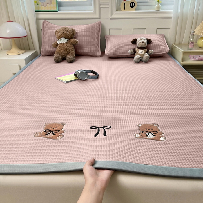 91家纺网 家纺一手货源 找家纺 （总）爱思凯家纺 2025新款凉感冰豆豆贴布绣软席凉席席子床席款