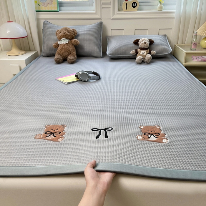 91家纺网 家纺一手货源 找家纺 （总）爱思凯家纺 2025新款凉感冰豆豆贴布绣软席凉席席子床席款