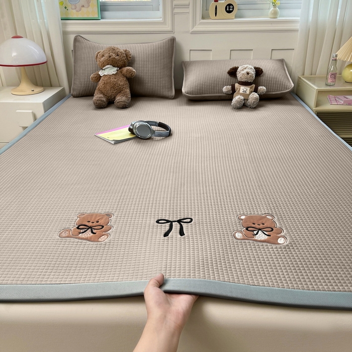 91家纺网 家纺一手货源 找家纺 （总）爱思凯家纺 2025新款凉感冰豆豆贴布绣软席凉席席子床席款